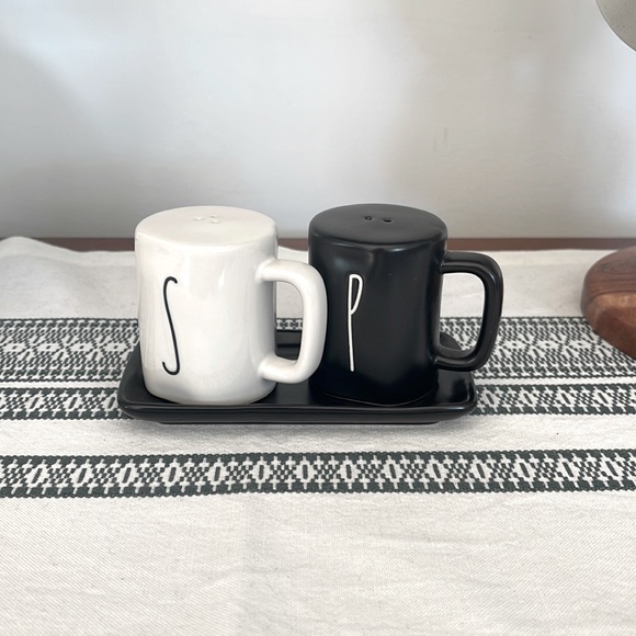 RAE DUNN Mini Mug Salt & Pepper Shakers - Picture 1 of 4